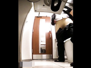 公司餐廳公共衛生間拍攝到的各式白領同事如廁 穿著職業裝大屁股看得誘惑十足 720P高清