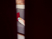 Reislin边打电话边被继哥哥操，射了一脸被后妈抓现行