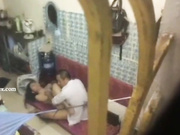 窗外偷窥工友强子哥和他媳妇啪啪这骚货还真臭美干着还照镜子