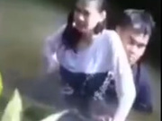 美女落水，男子水下强奸