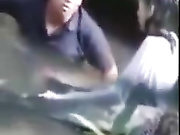 美女落水，男子水下强奸