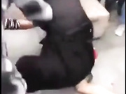 悍妇当街暴打偷手机无内女贼 众人围观看逼逼