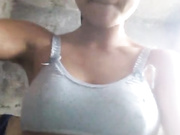 悲哀啊！非常接地气的贫穷农村妹子也被骗拍脱衣视频