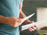 金发辣妹逮到弟弟竟在偷偷自慰，身为姐姐的chloe Scott只好帮弟弟泄泄火