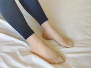 撕开她的连裤袜在她妹妹的房间里打炮