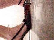 年轻少妇上完厕所就去唱歌