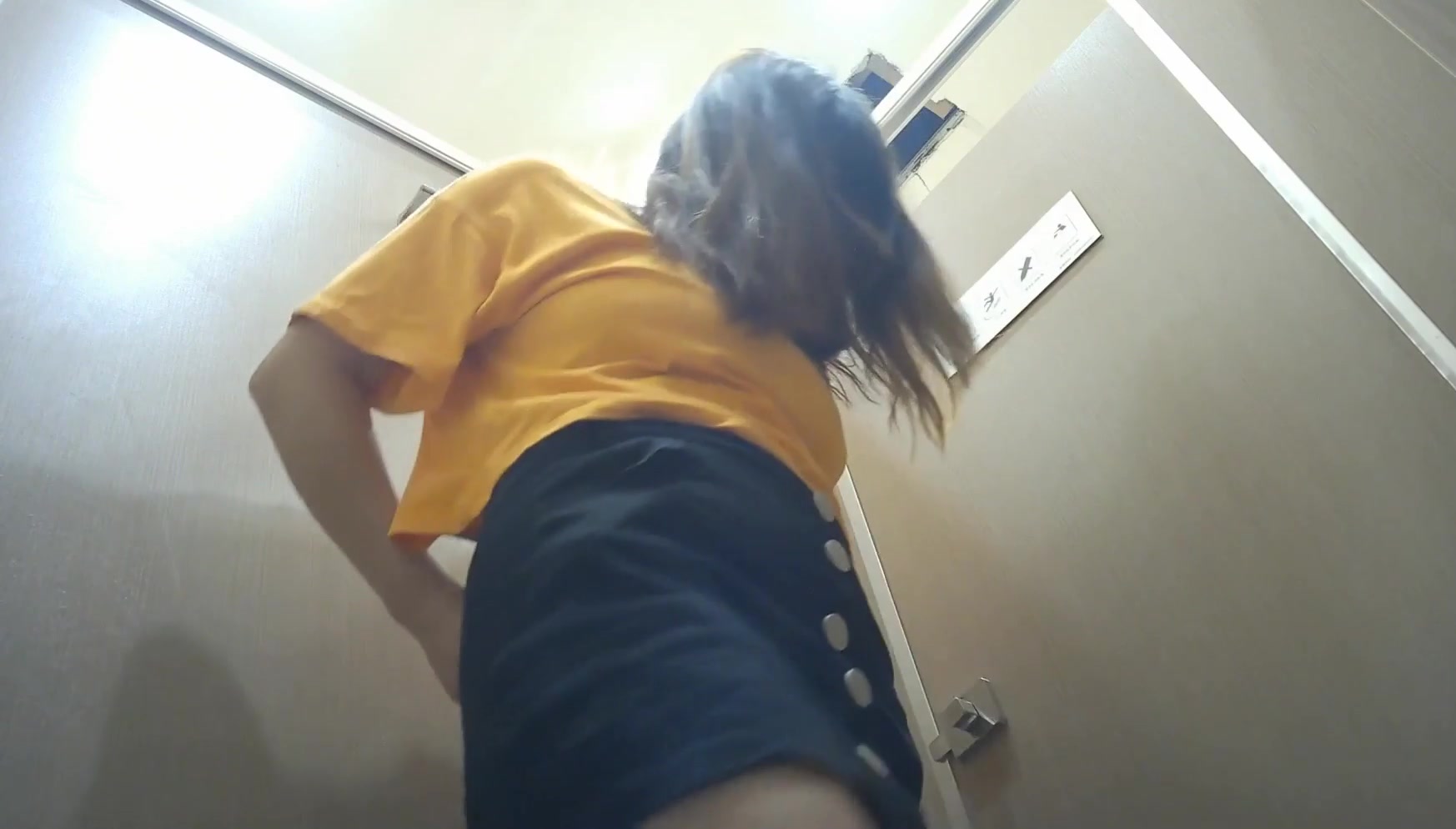 八月新流出国内厕拍大神潜入魔手商场双镜头偷拍牛仔短裤美眉估计把内裤弄脏了使劲擦