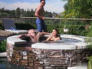 饥渴深发妞在泳池勾引朋友男友打炮然后吞精