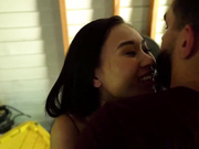 娇小亚裔妹子在荒废房子被老男人的大鸡吧爆操