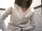 咖啡店女厕全景偸拍多位靓妹嘘嘘和换卫生巾性感阴毛