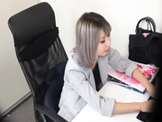 女子塞跳蛋玩具上班测试最后还是受不了高潮了