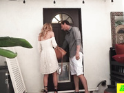 金发性感少女被困在门里时得到了一只公鸡