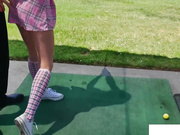 富家女是一个糟糕的高尔夫球手，但却是一个好炮架