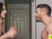 与令人惊叹的巨乳金发宝贝的热情粗暴性交