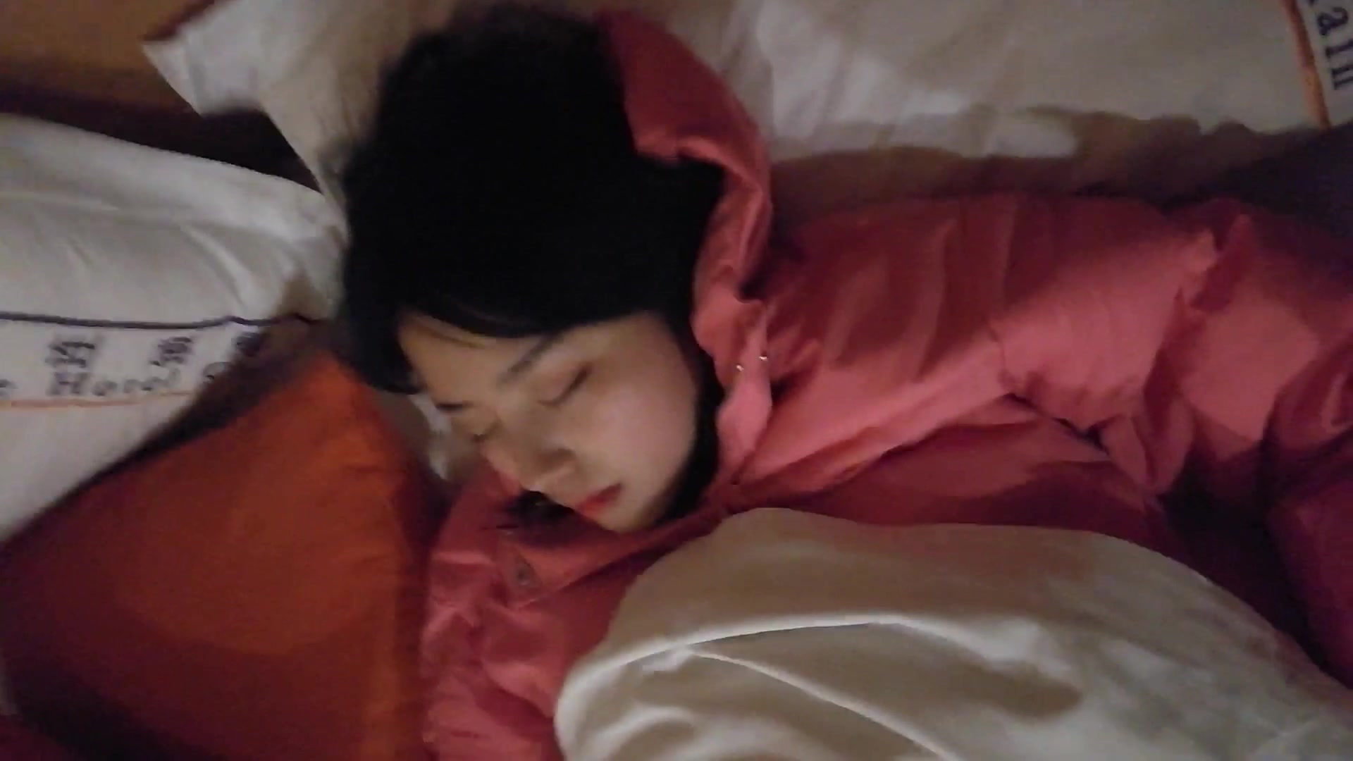 高价购买97年网红脸蛋可爱女友分手前最后一次见面被骗到酒店下药玩1080P高清版