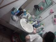 晚上城中村近距离偷窥合租房姐妹洗澡哈哈眼镜妹子估计视力不好面对面都没有被发现