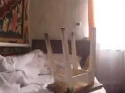 美女饥渴难耐，在木櫈腿上直接插