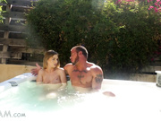 继姐妹雪梨·科尔和继兄弟在按摩浴缸里做爱