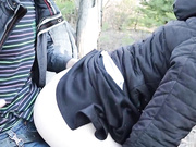 一对情侣也不嫌冷穿着羽绒服去野外树林里玩野战