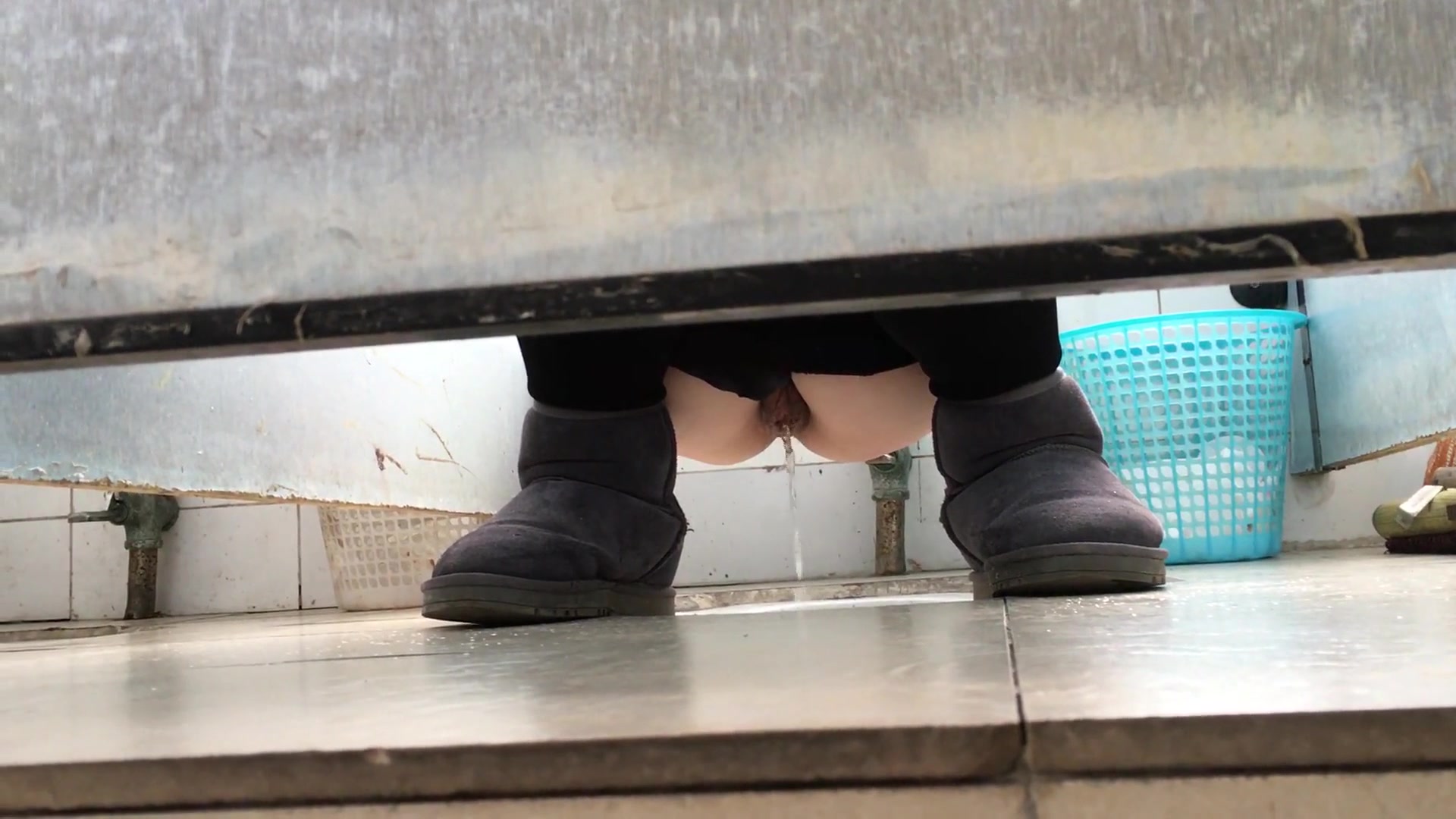 某大学厕拍系列11 齐刘海的小妹下面毛还有点 长