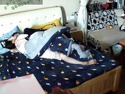 破解家庭网络摄像头夫妻下午睡醒来一炮侧入式正面打桩大声叫床