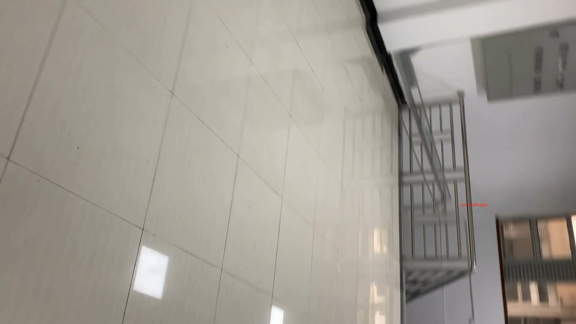 厕拍大神潜入写字楼尾随几个白领姐姐进女厕偷拍人家嘘嘘