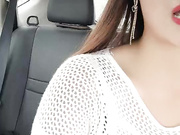 性感的骚妇开车出来发骚真空黑丝玩大黑牛