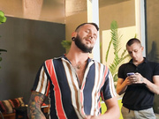 红发妩媚汉堡店服务员人妖拿出鸡巴勾引帅哥高潮口爆