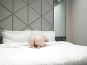 约牛仔裤美妞超近视角深喉扣穴很敏感后入撞击