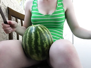 你绝对没见过人妖把西瓜中间挖个洞肉棒插入西瓜里