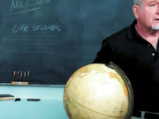 妩媚牛仔短裤女孩勾引老头拿出鸡巴深喉啪啪口爆爱液