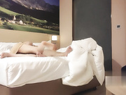 美腿轻少妇黄色齐逼短裙太亮眼了