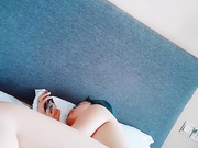 00后嫩妹躺平岔开双腿极品蝴蝶穴