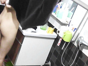 已婚妇女洗澡露脸瞬间