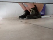 感觉被发现了.妹子低头确认