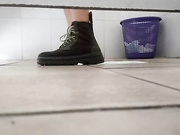 感觉被发现了.妹子低头确认