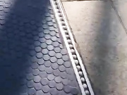 江苏美女主播在川流不息的商场往自己逼里塞跳蛋开震动直播