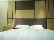 小宝寻花极品外围坐在身上调情舌吻摸奶上位自己动