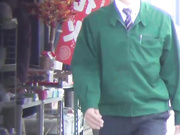 盗站流出街拍大神户外多视角连拍3位气质漂亮美眉内急难耐跑到楼缝隐蔽处撒尿水流成河美女的倒三角形阴毛性