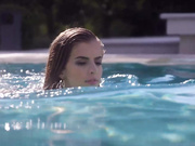 埃米莉勾引她室友的土豪老爸给予非常大的赞美