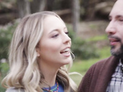 性感的小金发女郎莉莉·拉里玛想要她的继父的大公鸡