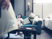 赵总寻花一线天肥逼可爱妹子沙发上掰穴抽插