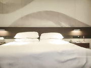 约两妹子先口交舔屌抬起双腿抽插侧入撞击