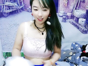 少妇露脸口交大鸡巴舔蛋蛋让大哥揉奶玩逼道具